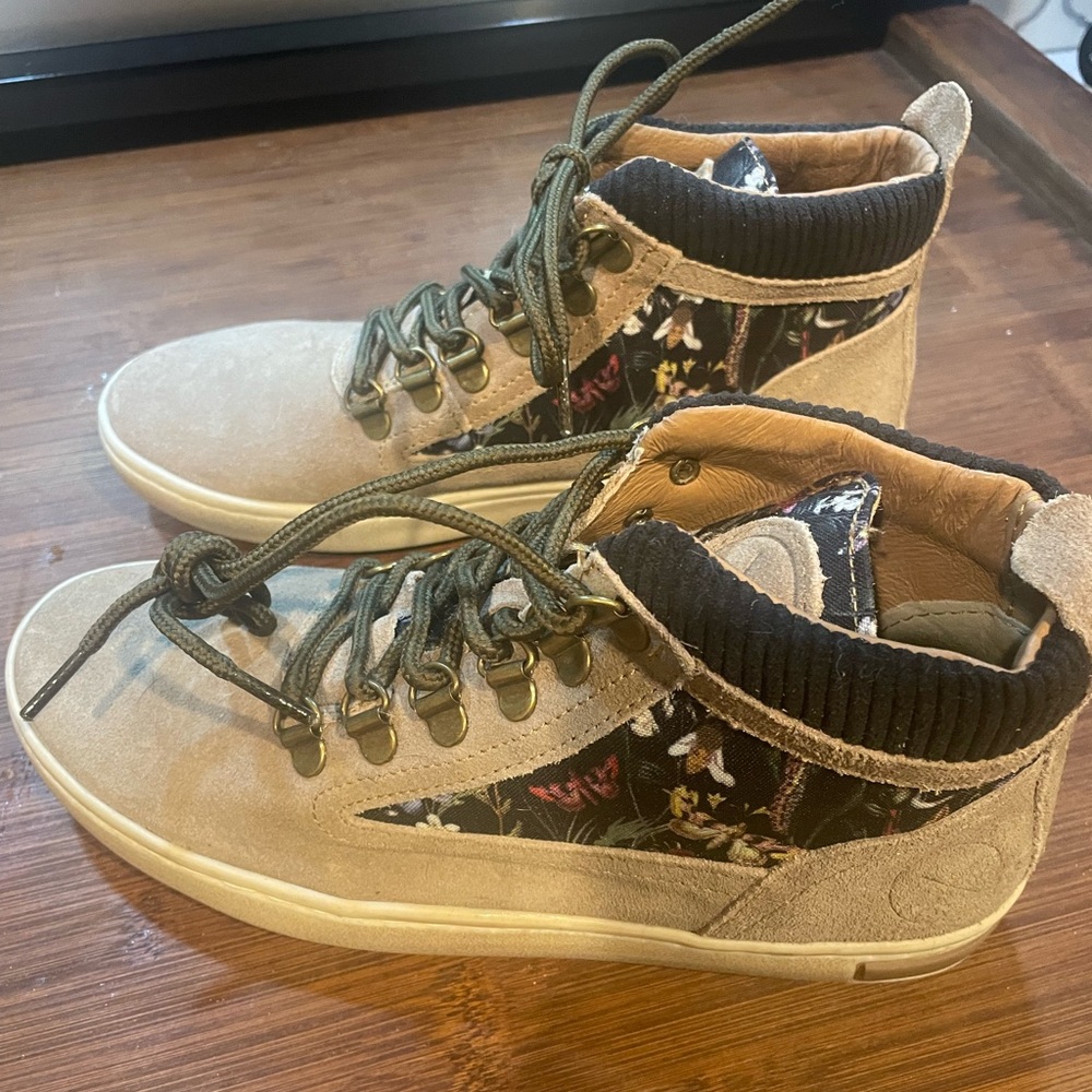 Inkkas Gray Suede Women’s Camping Boots, Size 8, New never worn